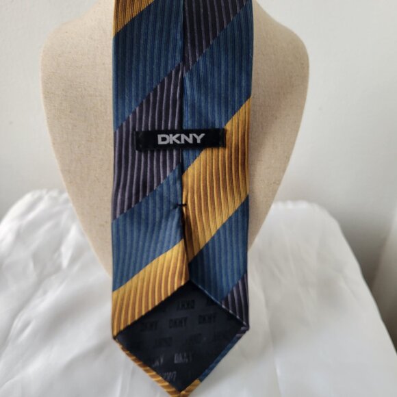 Ungaro Paris 100% Silk Men's Tie Necktie - Made in Italy - Picture 6 of 7